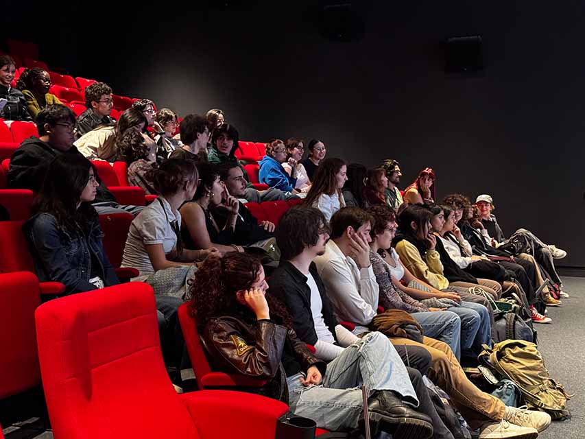 Étudiants de l'École Méliès lors d'une soirée organisée par le BDE
